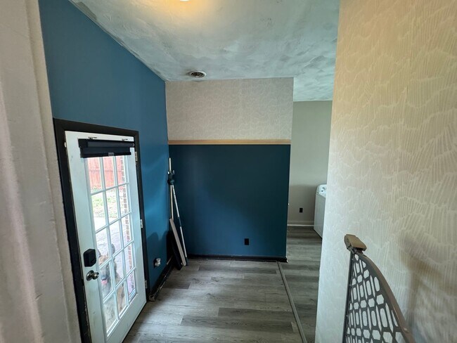 Building Photo - 2041 Midway Ave