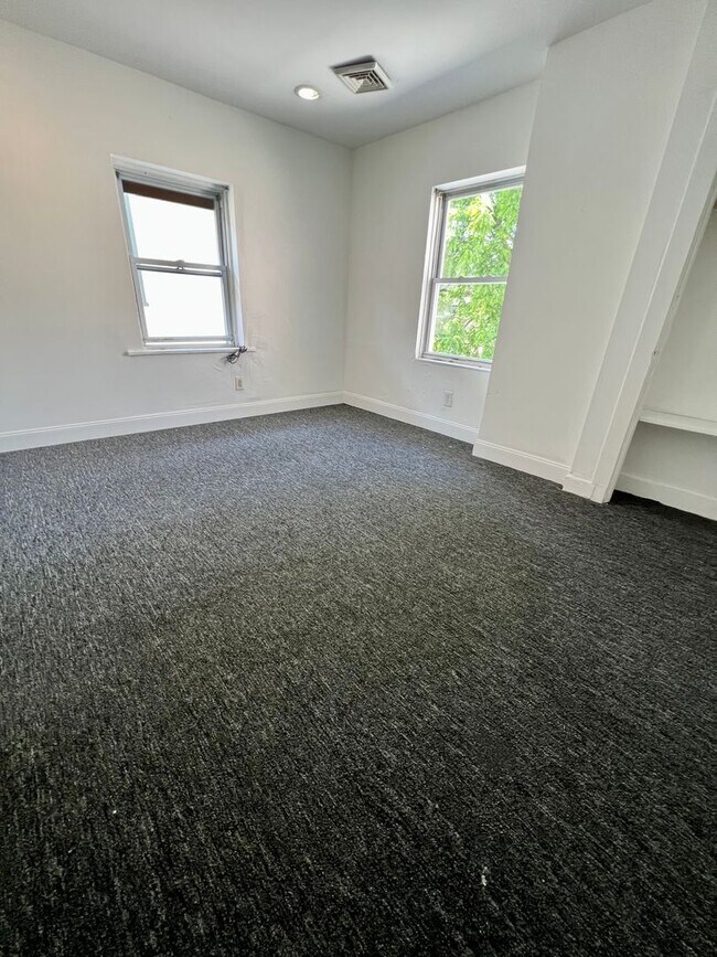 Building Photo - 412 N 32nd St