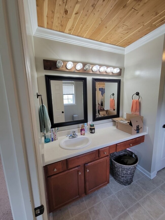 Building Photo - Gorgeous Home in Hubert!