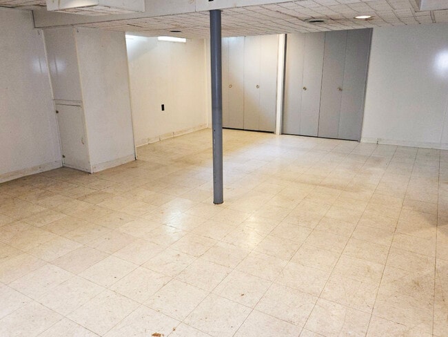 Building Photo - 3018 Guilford Dr