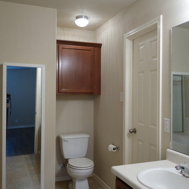 Building Photo - 3 BEDROOM / 2 BATH HOME IN KYLIE - BROOKSI...