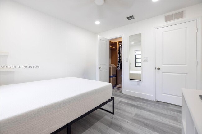 Building Photo - 345 NE 194th Ln