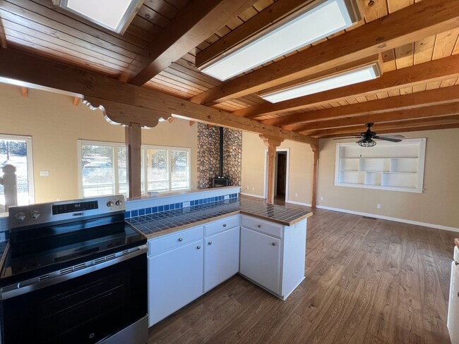 Building Photo - Beautiful Unique 4 Bedroom home with a loft & 3 full bathrooms! Move In Special $500 off first mo...