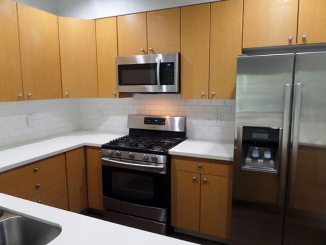Building Photo - Super Nice 2-Bedroom Townhouse w/Attached ...