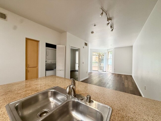 Building Photo - Beautiful One Bedroom Condo in the " Piazza Palermo." building! Pet considered!!