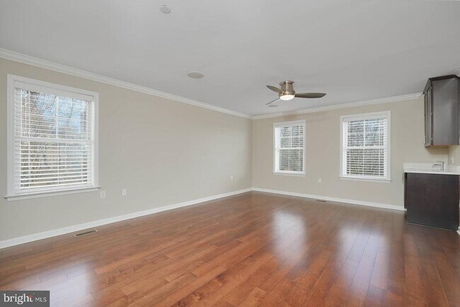 Building Photo - 412 Woodcrest Dr SE