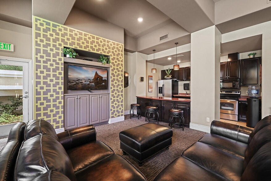 Building Photo - Villa Siena