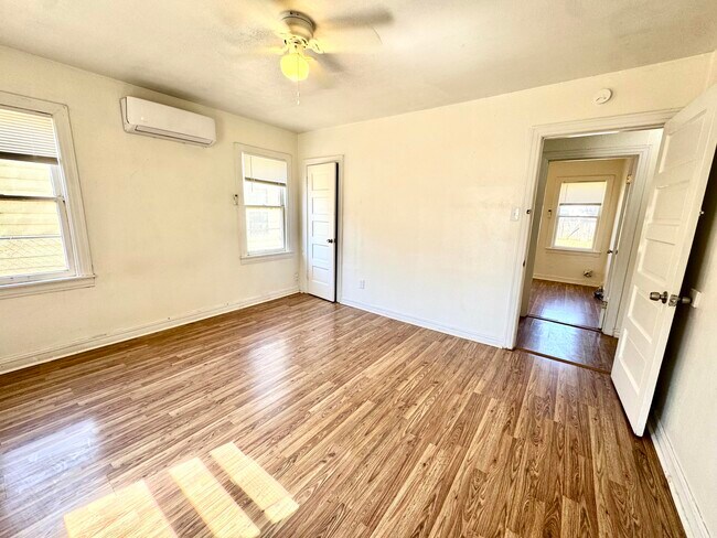 Building Photo - 114 N Avenue V