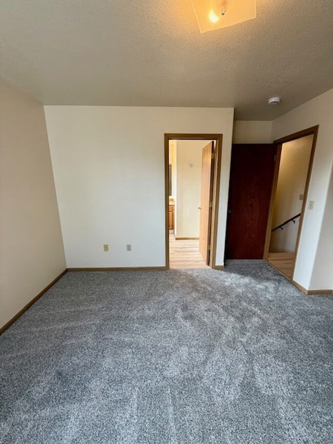 Building Photo - Charming 3 Bed, 1.5 Bath Unit in the Heart...