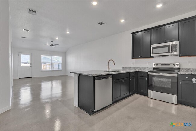 Building Photo - 902 Cherry Laurel Ln