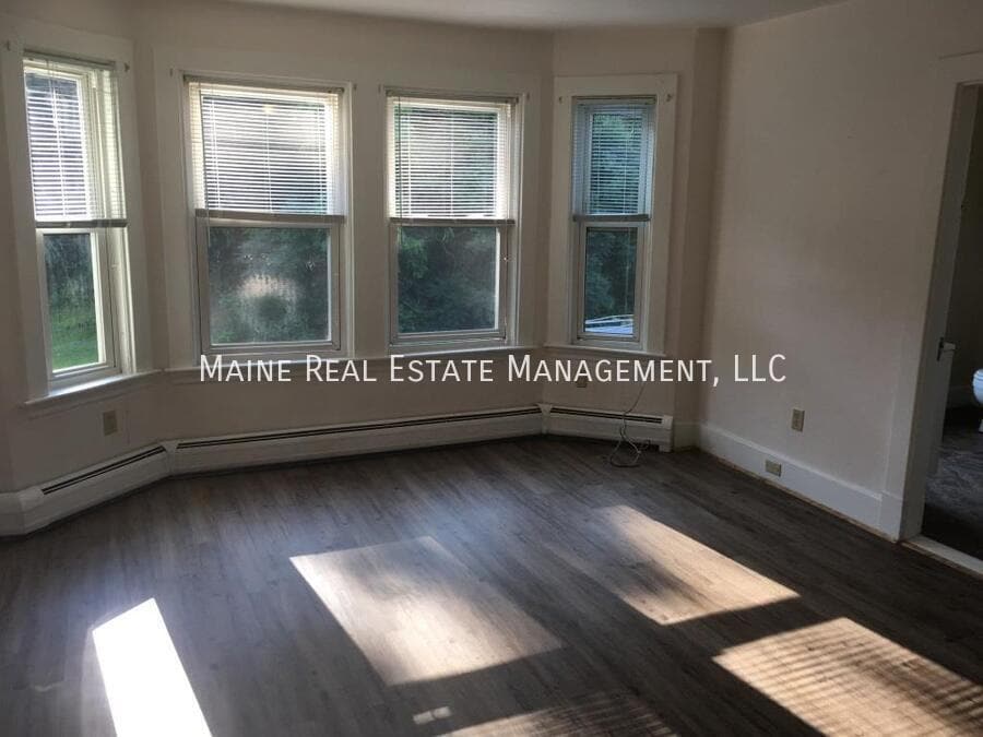 Building Photo - 207 S Main St