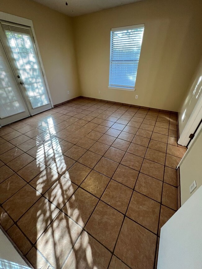 Building Photo - 3 Bed 2 Bath House with 2 Car Garage, Includes Refrigerator