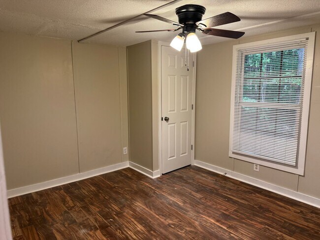 Building Photo - NEWLY UPDATED Two Bedroom Home in Troutman!!