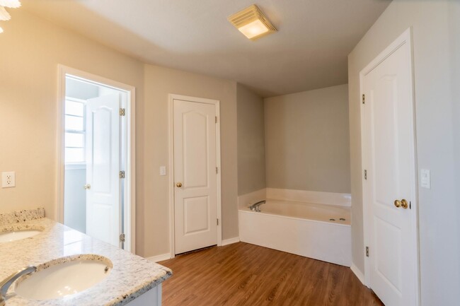 Building Photo - Beautiful 4 Bed 2.5 Bath Rental in Tulsa!