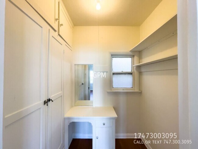 Building Photo - 5353 1/2 La Cresta Ct-