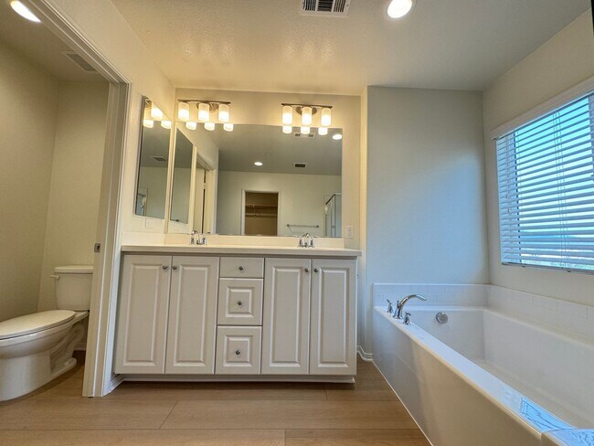 Building Photo - Beautiful 5Bd/3.5Ba Home in Cul-de-Sac in Riverside w/new Turf Back Yard and New Carpet!