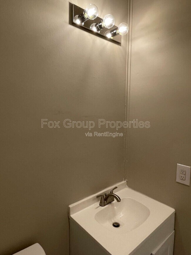 Building Photo - 207 N Meriah St