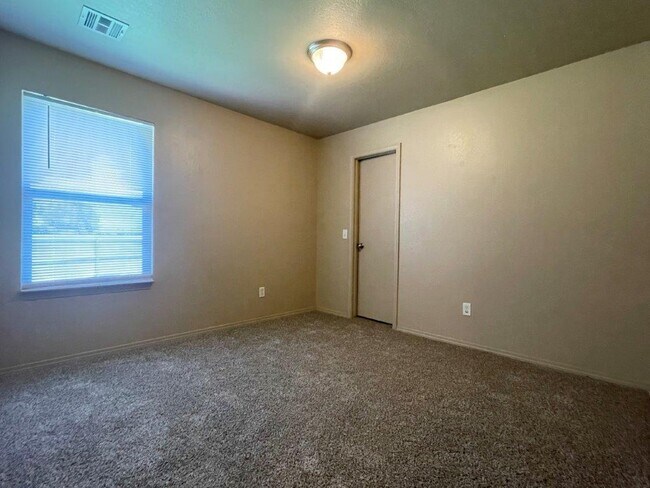 Building Photo - 3631 Vanguard Dr