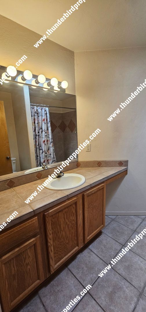 Building Photo - Beautiful NE Heights location