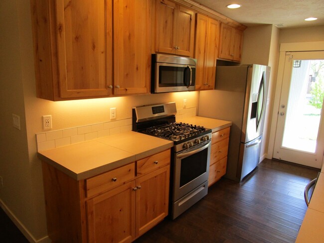 Building Photo - 3 Bedroom, 2 Bathroom Home with Ample Sola...