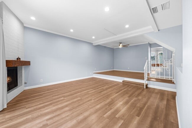 Building Photo - Bright, spacious Van Nuys 3-level townhome