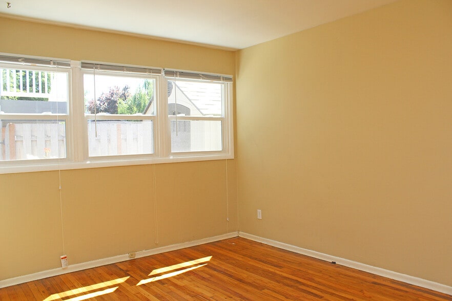 Building Photo - 4222 SE Holgate Blvd