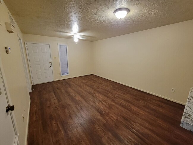 Building Photo - College Station - 2 bedroom - 1.5 Bath dow...