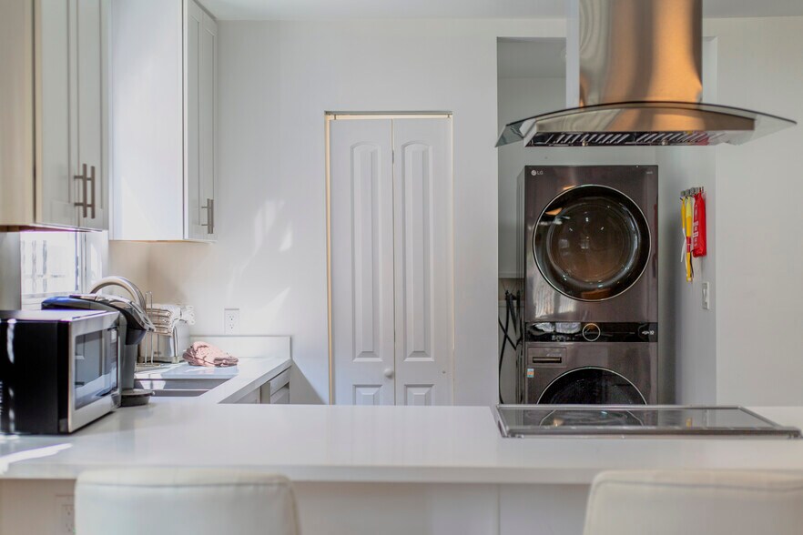 Building Photo - 2509 W 73rd St