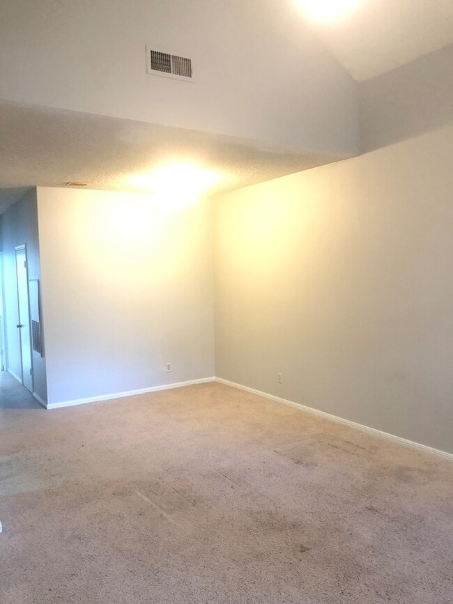 Building Photo - UT PRE-LEASE: 2 bed/2 bath West Campus Condo with cathedral ceilings, washer/dryer, 2 RSVD Pkg, B...