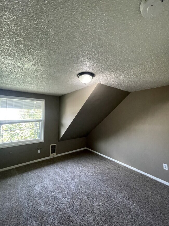 Building Photo - Spacious 3-Bedroom, 1.5-Bathroom Apartment in NW Portland