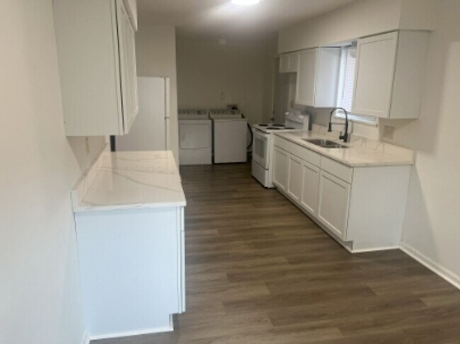 Building Photo - 3 Bed 1 Bath Available Now!