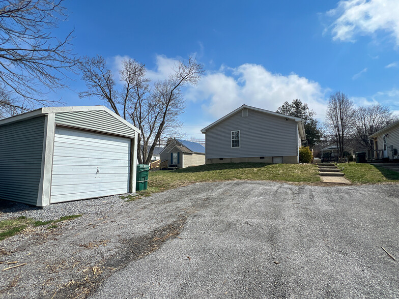 Driveway access through the alley and storage shed - 1451 N Delphine Ave