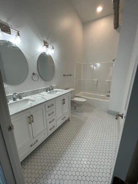 Master Bathroom - 117 W Columbus Ave