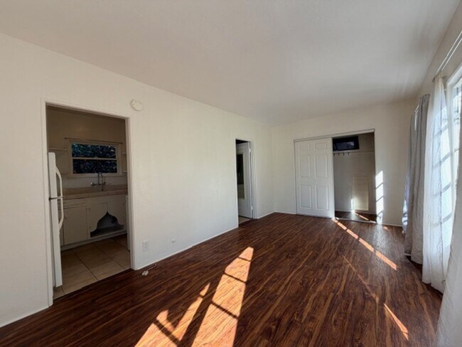 Building Photo - 251ivy