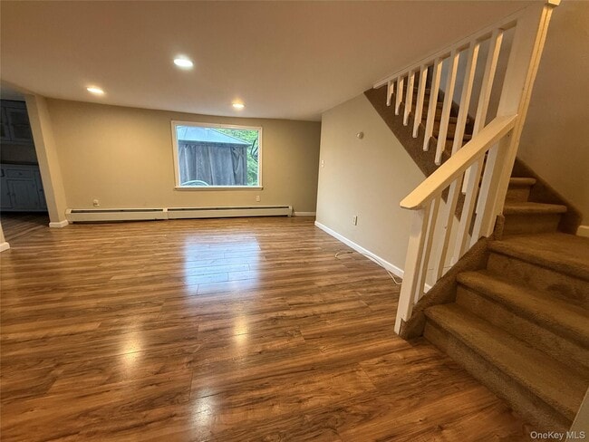 Building Photo - 10 Crans Rd