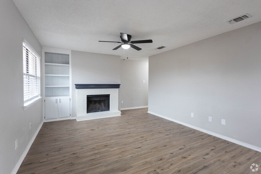 2BR, 2BA - 1,000 SF - Liveoak Eighth