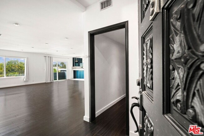 Building Photo - 825 S Le Doux Rd