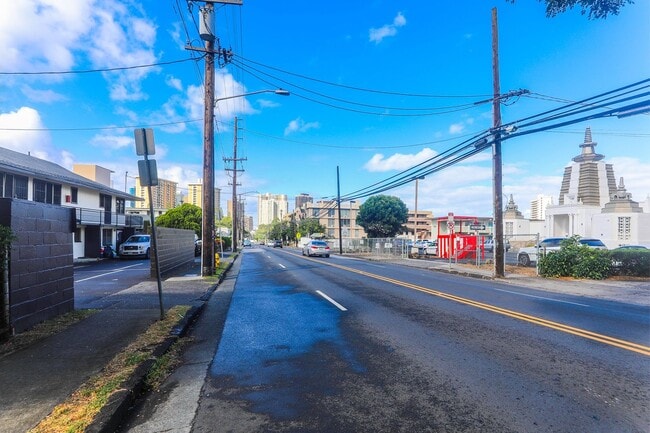 Building Photo - Renovated, upstairs, 2 bedroom 1 bath with...