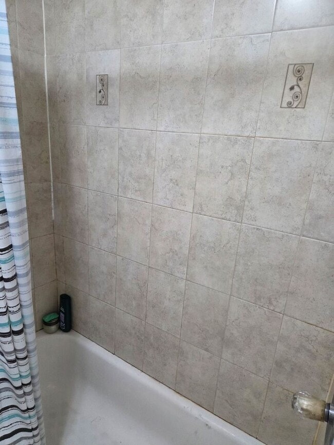 Building Photo - Spacious 3.5 BDR Apartment with Closed Front Balcony & Backyard Access!