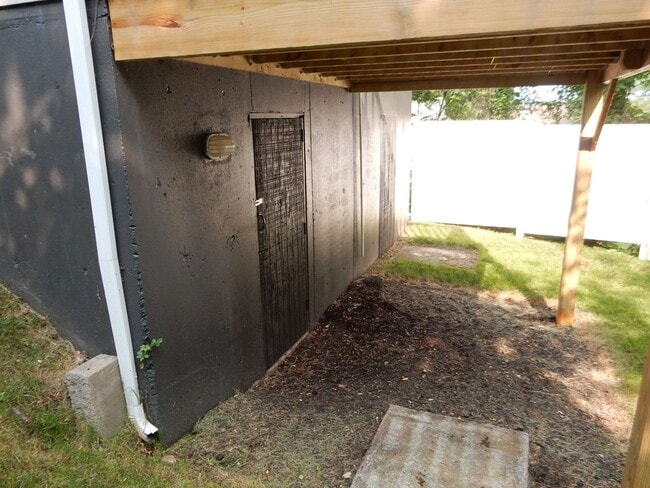 Building Photo - "Tiny" home offers one level living - WALK...