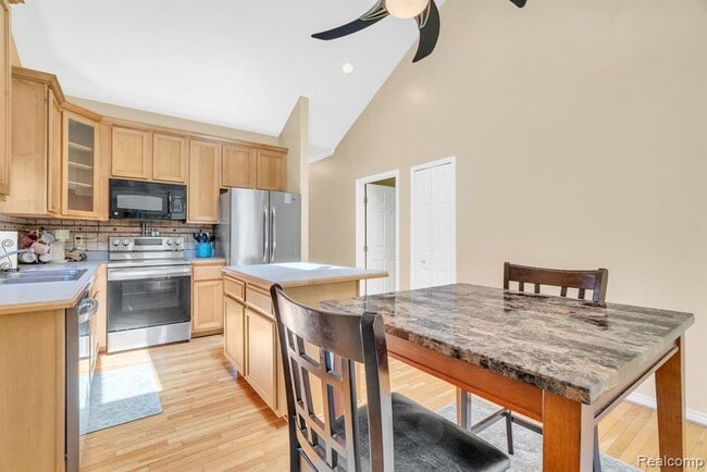 Building Photo - 42682 Park Cresent Dr