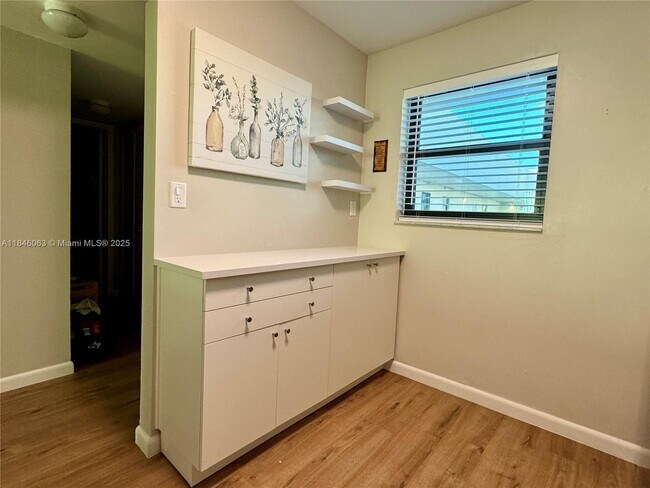Building Photo - 7125 Bay Dr