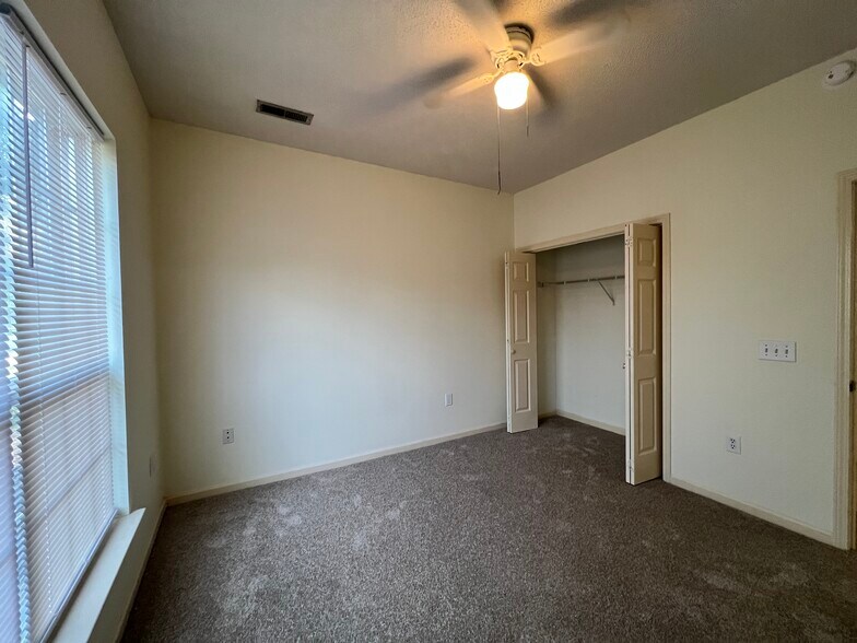 Building Photo - 1600 Sturdivant Dr