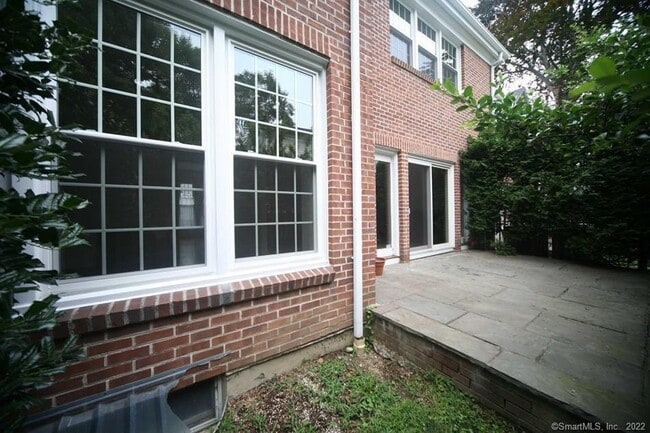 Building Photo - 37 Maple St