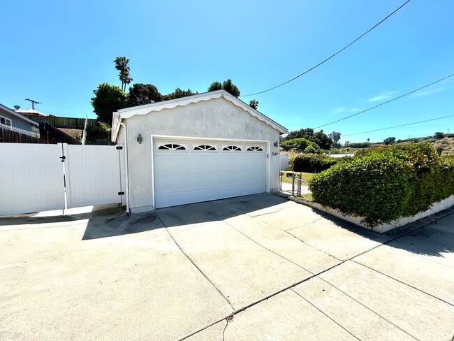 Building Photo - Beautifully remodeled 3 Bed, 2 Bath in the highly desirable neighborhood of Clairemont!!
