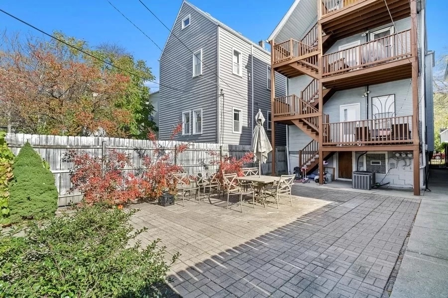 Building Photo - 1818 N Albany Ave