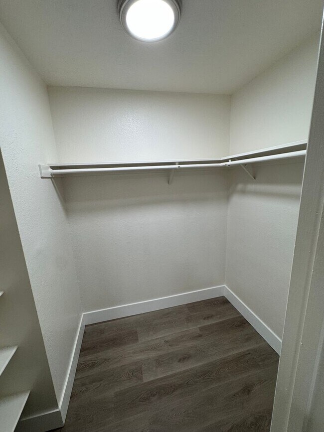 Building Photo - Downstairs 2 bed, 1 bath newly remolded unit rent ready!!