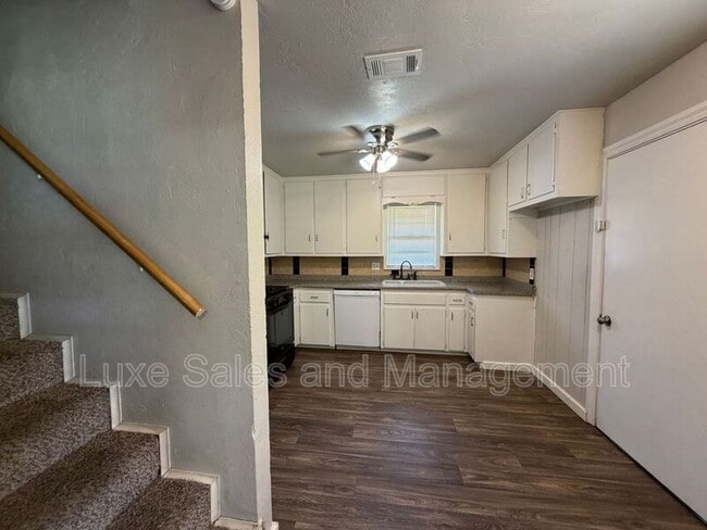 Building Photo - 221 E Kerr Dr