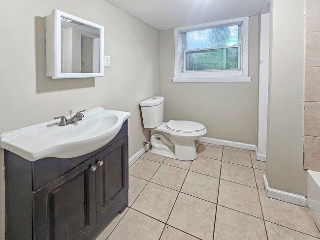 Building Photo - Spacious 4 Bedroom Home Near University Av...