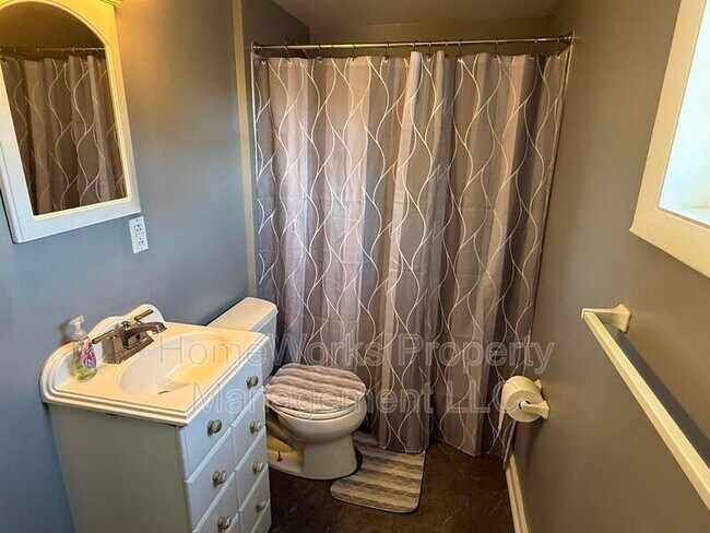 Building Photo - 1139 Hull St